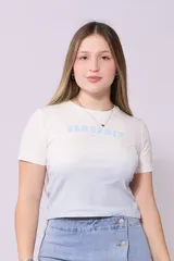 Remera blanca de algodón con mangas cortas y cuello redondo. Estampado frontal con el texto 'SANDKNIT SINCE 1981' en color gris. Diseño con efecto degradado en la parte inferior.