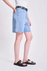 Bermuda de jean celeste con corte a la rodilla y ruedo desflecado.