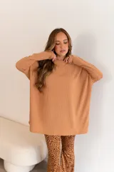 Buzo negro de viscosa, de corte amplio y mangas largas.