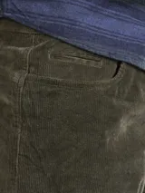 Pantalón color marrón con acabado de sarga, de corte ajustado y cinco bolsillos.