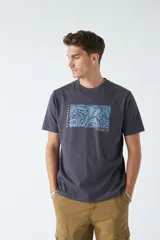 Remera color ocre de corte recto y manga corta, con cuello redondo y estampado rectangular con diseño floral en el frente.