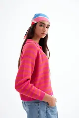 Cardigan tejido de punto a rayas horizontales fucsia y naranja, con cuello tipo polo y mangas largas.