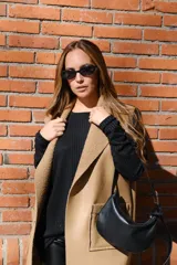 Buzo negro de viscosa, de corte amplio y mangas largas.