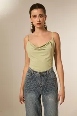 Body de bretel fino, color negro, con cuello buche drapeado y ajuste al cuerpo.