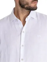 Camisa de manga larga blanca de lino orgánico con tejido melange, cuello clásico, cierre con botones y logo bordado al tono.