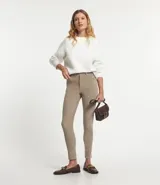 Pantalón skinny de terciopelo cotelê color marrón, con cintura mediana, bolsillos delanteros y traseros, cierre por botón y cremallera.