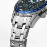 Reloj Jacques Lemans de caballero, modelo Liverpool. Caja y pulsera de acero plateado, esfera negra con detalles en azul y cronógrafo.