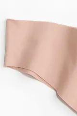 Pack de tres bombachas brasileñas de tiro bajo, confeccionadas en punto de algodón liso, con corte alto en la parte trasera y bordes cortados a láser para un efecto invisible bajo la ropa.