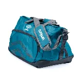 Bolso deportivo Umbro Duffle color turquesa con base negra, logo Umbro estampado en blanco y detalles de diseño geométrico en gris. Cuenta con doble asa de mano, correa de hombro ajustable y varios compartimentos con cierre.