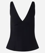 Blusa sin mangas, con frente única confeccionada en bengalina color negro. La prenda tiene escote v y breteles ajustables.