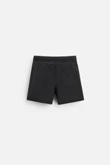 Short de baño negro de tejido técnico, con cintura elástica ajustable con cordón, bolsillos laterales y bolsillo trasero.