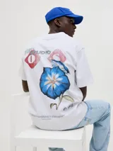 Camiseta blanca de manga corta y cuello redondo con calce holgado. Estampa pequeña en el pecho y estampa grande en la espalda con print de goma de tacto suave.