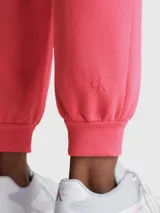 Jogger de felpa de algodón orgánico color rosado, con cintura elástica y puños en el tobillo, con bordado de Calvin Klein.