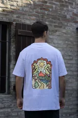 Remera blanca de manga corta con cuello redondo y estampado de tres hongos rojos y la palabra "Tuya" en el frente.