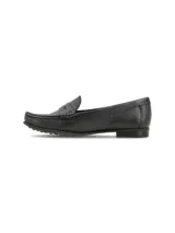 Mocasín de cuero graneado color negro, con forro y plantilla de cuero, y suela de goma.