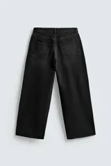 Pantalón de jeans de algodón, corte baggy fit, tiro medio, con efecto lavado en tonos grises y verdes. Presenta cinco bolsillos y cierre frontal con cremallera y botón.