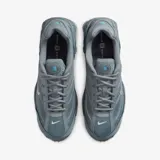 Zapatillas Nike Shox Ride 2 color gris con detalles en celeste.