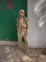 Pantalón blanco de lino, corte recto y bolsillos delanteros y traseros.