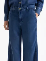 Pantalón wide leg de tiro alto color azul, confeccionado en tencel. Presenta metales dorados como detalles, bolsillos diagonales en el frente y bolsillos ojal en la espalda.