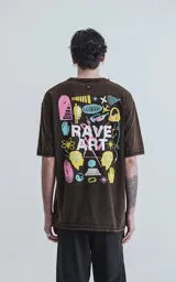 Remera negra con efecto gastado, de manga corta y cuello redondo. Estampa frontal con la leyenda "RAVE ART" en color blanco.