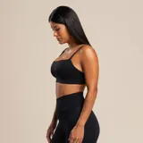 Top deportivo negro sin costuras, con elástico embutido en el bajo busto y los tirantes. Confeccionado en poliamida biodegradable con forro en el mismo tejido principal y abertura para bojo (no incluido).