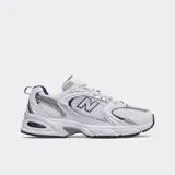 Championes New Balance 530, color blanco con detalles en plateado y azul marino.