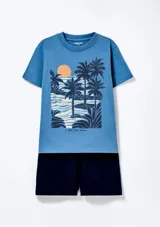 Camiseta azul con estampa de palmeras, sol y mar.