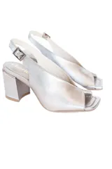 Zapato plateado de cuero con escote en el empeine y taco bloque de 7 cm.