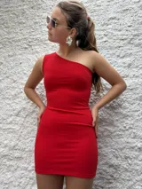 Vestido corto rojo de crepe, con un solo hombro y corte ajustado al cuerpo.