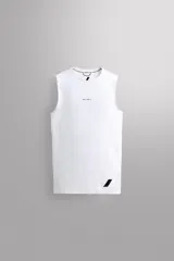 Musculosa deportiva blanca de tejido elástico y ajuste al cuerpo.