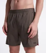 Bermuda deportiva masculina color marrón, con cintura elástica, cordón para ajuste, bolsillos, textura, etiqueta aplicada en la barra y reflectivos laterales.