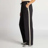 Pantalón negro de tiro alto con corte ancho, cintura elastizada con cordón ajustable y bandas laterales en color crudo.