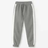 Pantalón de jogging gris con interior afelpado y raya blanca a los costados.