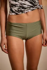 Short de lycra brillante con estampado animal print de leopardo, tiro bajo y corte estilo boxer.