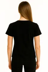 Remera gris de algodón con cuello en V y mangas cortas, corte slim fit.