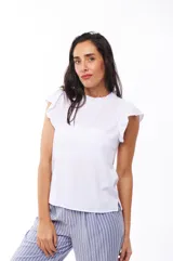 Blusa blanca de poliéster con cuello redondo y mangas cortas con volados.