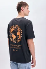 Camiseta negra de corte amplio con mangas cortas y estampado de un globo terráqueo en color naranja en la espalda, con la frase 'Respect the Earth'.