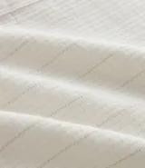 Camisa de hombre regular, color blanco, confeccionada en tricolina con textura rayada.