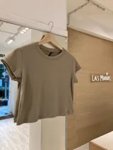 Remera de morley básica de manga corta, con corte recto y tejido suave.