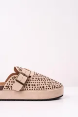 Zuecos color beige con plataforma y detalle de tachas.
