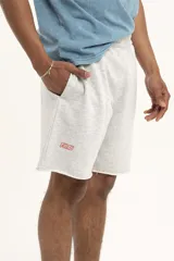 Short de jogging gris con cintura elástica y ruedo desflecado.