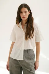 Camisa blanca de mangas cortas con estampado de hojas.