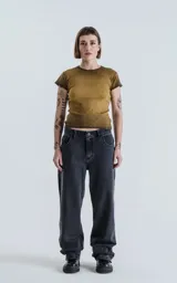 Pantalón de denim negro con calce wide leg y cinco bolsillos.