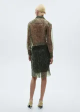 Falda midi de organza con estampado de serpiente en tonos verde y marrón. Tiene forro interior, cintura elástica y corte lápiz.