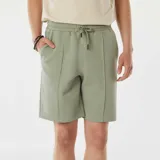 Short deportivo verde oliva de corte recto con cintura elástica y cordón ajustable.