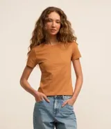 Remera color ocre de media malla con cuello redondo y manga corta.