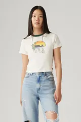 Remera blanca de algodón con cuello redondo ribeteado en verde y estampa de paisaje con sol en tonos naranja, verde y marrón.
