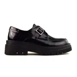 Zapato acordonado de cuero negro con hebilla lateral y plataforma track.