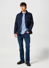 Campera Wrangler azul marino de paño con cuello clásico, cierre frontal con botones a presión, cuatro bolsillos frontales con solapa y puños con botón.