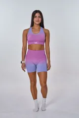 Conjunto deportivo fucsia con degradé lila, compuesto por un top con logo 'bk.' y un short de calce ajustado.